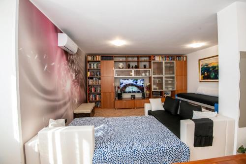 salon z łóżkiem i kanapą w obiekcie villa Mastro Oleario 5 dal mare 30 dai monti w mieście Torrevecchia Teatina