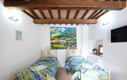um quarto com duas camas e um quadro na parede em Gorgeous Apartment In Gubbio With Kitchen em Gubbio