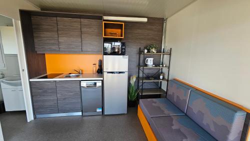 eine kleine Küche mit Kühlschrank und Spüle in der Unterkunft CHARTA mobile home Toni in Pirovac