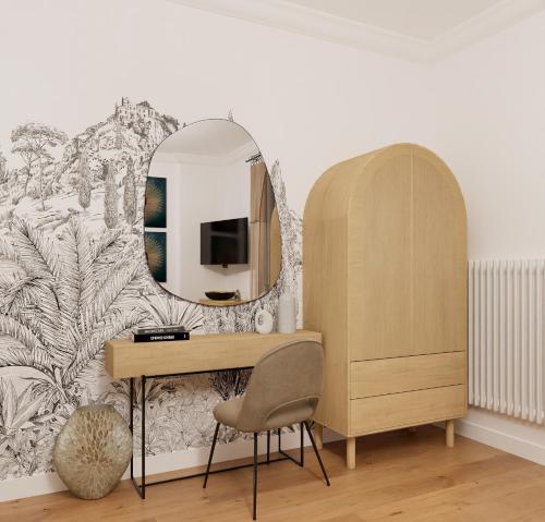 uma sala de vestir com um espelho e um toucador em Appartement de luxe à côté du stade de France - JO 2024- Et avec accès à Paris en 10 mn em Enghien-les-Bains