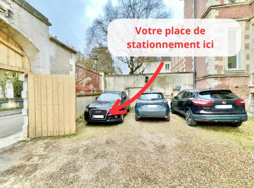 2 voitures garées dans un parking à côté d'un bâtiment dans l'établissement Orléans - Le Royal - Lumineux - Stationnement, à Orléans