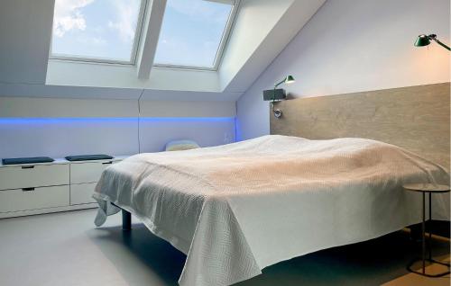 Кровать или кровати в номере Gorgeous Home In Bergen Aan Zee With House A Panoramic View