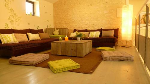 ein Wohnzimmer mit Sofas und einem Couchtisch in der Unterkunft Le Domaine des Aguins in Saujon