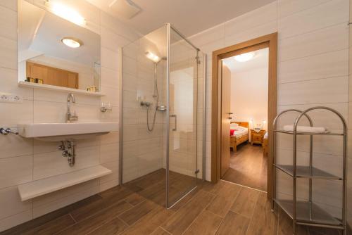 a bathroom with a sink and a shower at Haus Waldklause in Techendorf