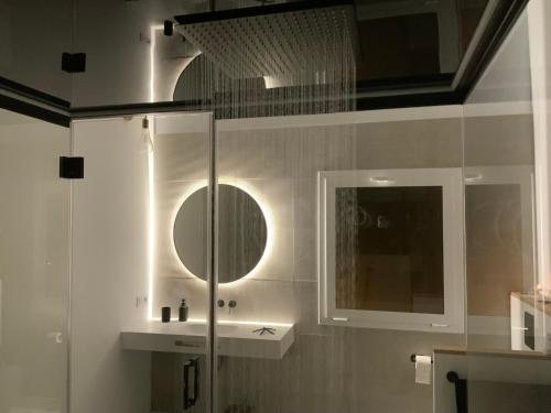 ein Badezimmer mit Dusche, Waschbecken und Spiegel in der Unterkunft ¡Vistas al Mar y Lujo en Bajamar! Apto Boutique in Bajamar