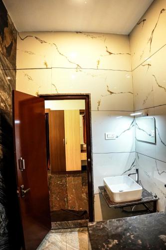 a bathroom with a toilet and a sink at GREEN MOUNT RESORTS in Malaiyāndipattanam