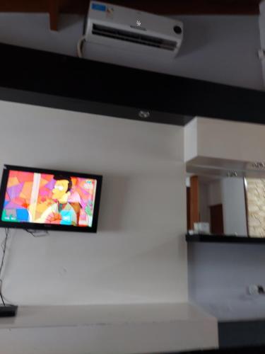 telewizor z płaskim ekranem na ścianie w pokoju w obiekcie Chalet de ladrillos y tejas w mieście La Plata