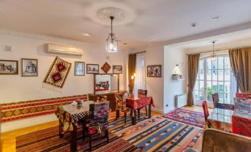 uma sala de estar com mesa e cadeiras em Deniz İnn Hotel em Baku