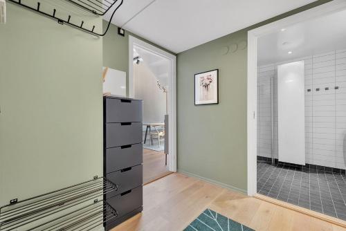 Habitación con vestidor y puerta de cristal. en Beautifull apartment w 1 bedroom, en Oslo