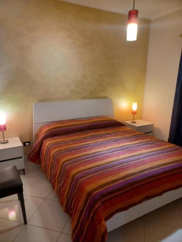 ein Schlafzimmer mit einem Bett mit zwei Nachttischen und zwei Lampen in der Unterkunft B&B Soleil in Nicosia