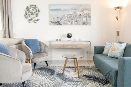 un soggiorno con due sedie e un tavolo di Oceanview Dreamer's Delight a Nazaré