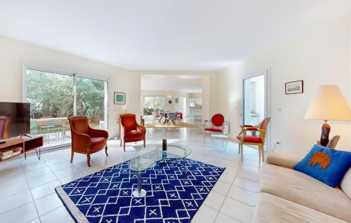 レ・マトゥにあるStunning Home In Les Mathes With Wifiのソファと椅子のあるリビングルーム