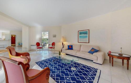 un salon avec un canapé et une table dans l'établissement Stunning Home In Les Mathes With Wifi, aux Mathes