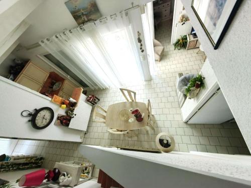 une petite cuisine avec un évier et une fenêtre dans l'établissement Charmant T3 Mezzanine 6 pers, Piscine, Parking, Jardin Calme, Proche Plage et Commerces - FR-1-607-106, au Cap d'Agde