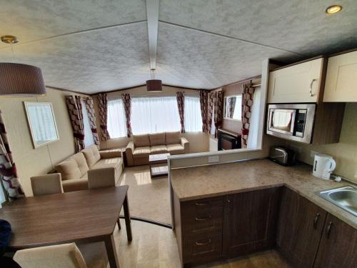 a kitchen and living room in a rv at 22 Washbrook Way in Ashbourne