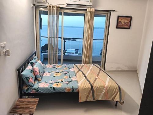 1 dormitorio con 1 cama y vistas al océano en 2 BHK SKY water Apartment(SKY 2) en Marmagao