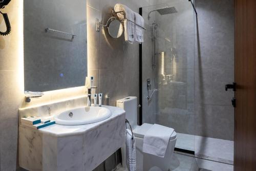 a bathroom with a sink and a shower and a toilet at فندق لفيف الخالدية - Lafif Hotel Al-Khaldia in Al Madinah
