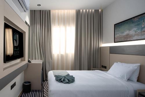 a hotel room with a bed and a window at فندق لفيف الخالدية - Lafif Hotel Al-Khaldia in Al Madinah