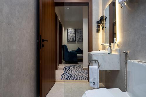 W łazience znajduje się umywalka i lustro. w obiekcie فندق لفيف lviv hotel w Medynie