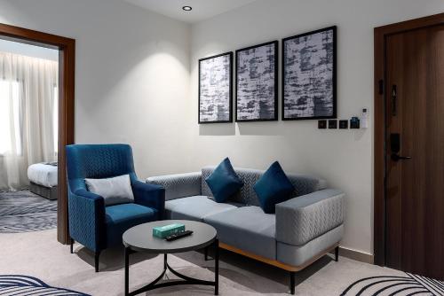 a living room with a couch and two chairs at فندق لفيف الخالدية - Lafif Hotel Al-Khaldia in Al Madinah