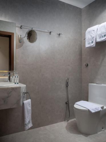 a bathroom with a toilet and a sink at فندق لفيف الخالدية - Lafif Hotel Al-Khaldia in Al Madinah