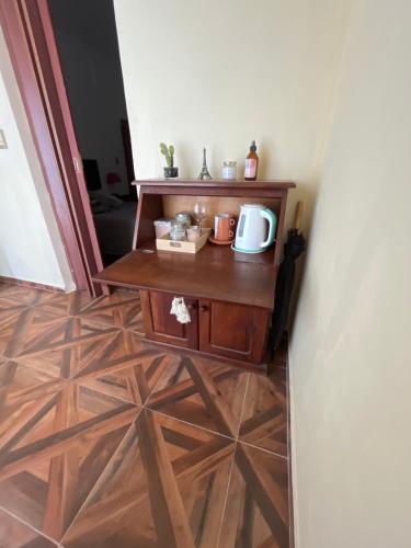 Habitación con mesa de madera y microondas. en Clelia en San Fernando del Valle de Catamarca