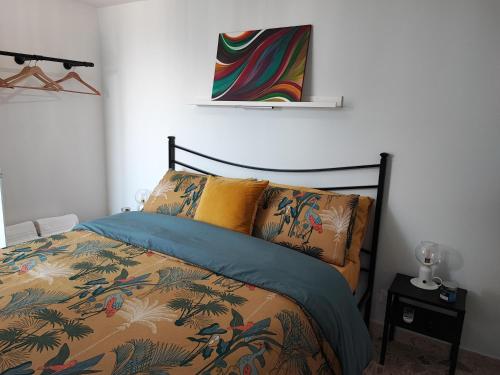 una camera con un letto con una coperta colorata di Casa Vacanze A Tramuntana a Petralia Soprana