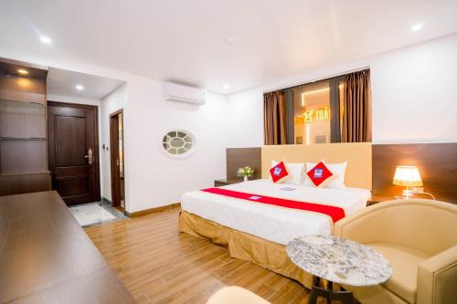 Säng eller sängar i ett rum på Khách Sạn Đại Dương FLC Sầm Sơn