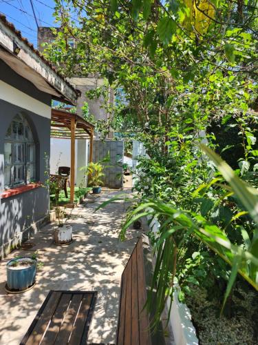 patio z drewnianą ławką i drzewami w obiekcie Tiny 1 Bedroom with wifi and secure parking w mieście Kisumu