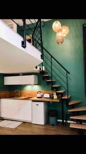 - une cuisine avec un escalier et un lavabo dans la chambre dans l'établissement Au coeur du quartier historique, à Montpellier