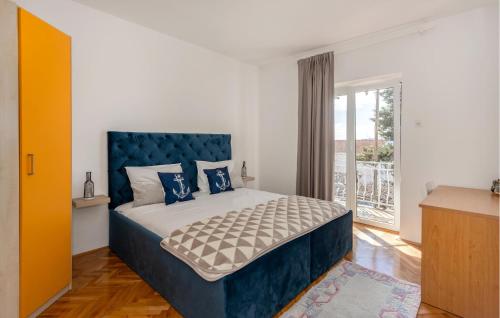 um quarto com uma cama grande e uma cabeceira azul em 3 Bedroom Stunning Apartment In Novi Vinodolski em Novi Vinodolski