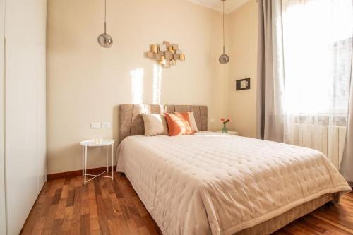 um quarto com uma cama grande e uma janela em Ginevra Home Bologna -Self check-in em Bolonha