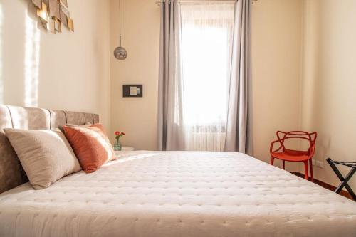 uma cama grande num quarto com uma janela em Ginevra Home Bologna -Self check-in em Bolonha