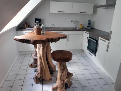 克萊沃的住宿－Zur Alten Schmiede Heister，厨房配有一张用木头制成的桌子
