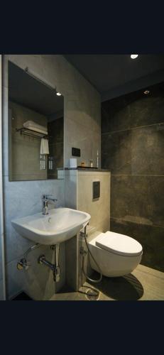 een badkamer met een wastafel en een toilet bij M/s. Hari Govinda's Express in Mysore