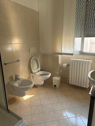 een badkamer met een toilet en een wastafel bij Casa Tito in Cesano Maderno