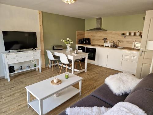 un salon avec un canapé et une table dans l'établissement La cour, à Honfleur