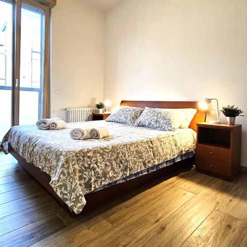 聖多納托米拉內塞的住宿－BBking Appartamento Policlinico San Donato Milanese，一间卧室配有一张床,上面有两条毛巾