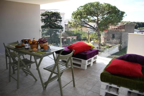 a living room with a table and a couch at Thesan B&B in San Prisco
