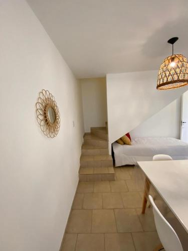 een kamer met een trap, een bed en een tafel bij Complejo Arenas in Alta Gracia