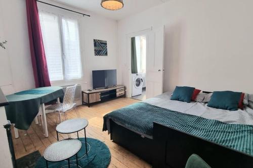 une chambre avec un lit, une table et un bureau dans l'établissement Chez K&D studio cosy, au Havre