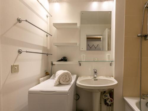 une salle de bain blanche avec des toilettes et un lavabo dans l'établissement Appartement skis aux pieds avec parking, wifi, animaux admis à Val-d'Isère - FR-1-694-238, à Val dʼIsère