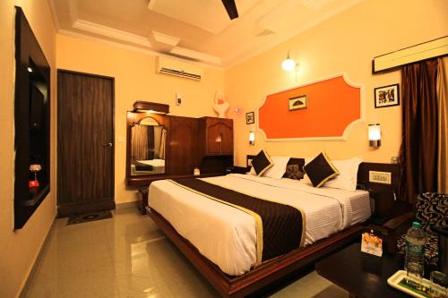a bedroom with a large bed in a room at EMINENCE - PALM RESIDENCY (1.5 KM FROM NAKKI LAKE) in Mount Ābu
