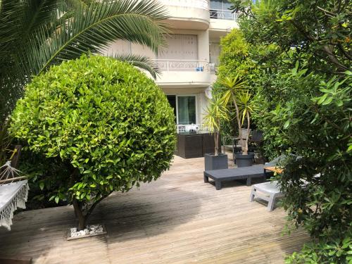 Only 60m to the beach, 2 bedroom cozy apartment, 80m2 big garden, very central