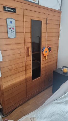 een houten kamer met een raam en een afstandsbediening bij Familien Haus in Luzern