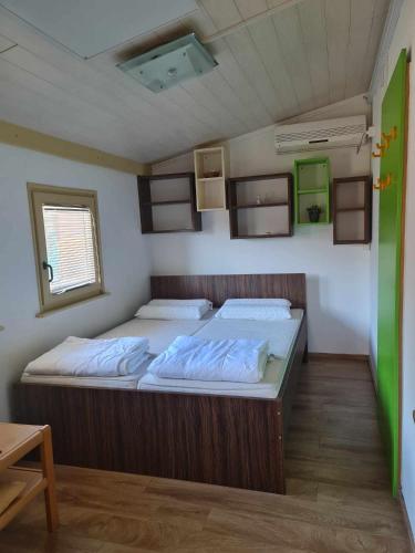 Postel nebo postele na pokoji v ubytování Hiška Panonski gaj Terme Banovci, vključene kopalne karte