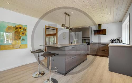 eine Küche mit einer Insel in der Mitte eines Raumes in der Unterkunft Lovely Home In Slagelse With Kitchen in Slagelse