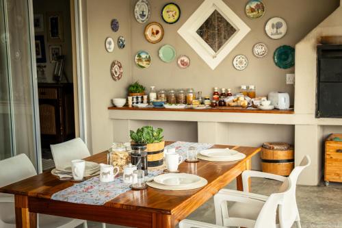 奧喬的住宿－Munsterland Guest Farm，一间用餐室,墙上配有木桌和盘子