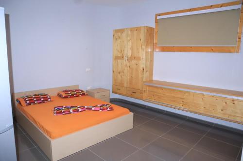 um quarto com uma cama com amarras em Moreira Estates em Vila do Maio