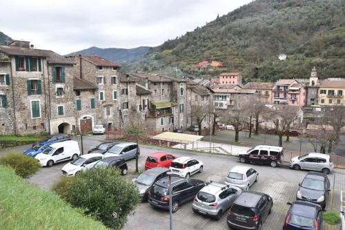 un grupo de autos estacionados en un estacionamiento en Casa EdEn, en Isolabona